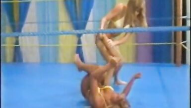 lotta sul ring in bikini - 3 image