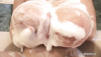 Huge Natural Boobs Sexy Babe Homemade oiled tits and tits play - 3 image