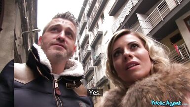 Agent public belle et chaude Femme Joue avec une photographie Pendant que son mari