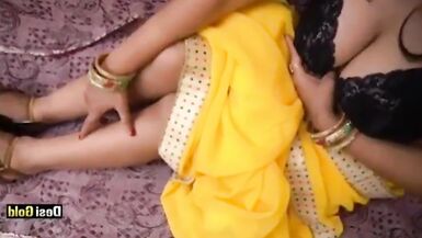 Hot Savita bhabhi ne akele me chut me ungli ghumayi - 1 image