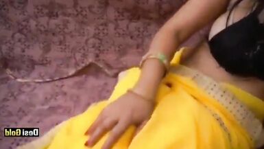 Hot Savita bhabhi ne akele me chut me ungli ghumayi - 3 image