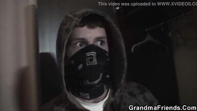 Robbery leads to mom threesome with boys teen - 3 image