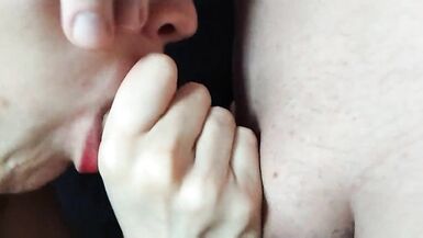 La matrigna ha macchiato il cazzo con il suo rossetto rosso - 5 image