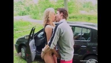 Garer la voiture et baiser la salope - 1 image