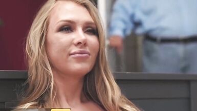 Jeanie Marie Sullivan, MILF sexy, joue avec ses beaux-fils.