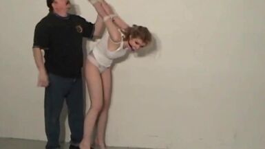 Donna sexy che fa il bagno con lo strappo