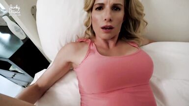 La mère à gros seins est coincée dans le lit et baisée dans le cul - Cory Chase