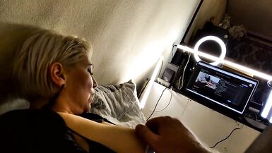 Spiele mit den Nippeln einer reifen Schlampe, ein Close-up Blowjob und ein wilder Orgasmus einer verdorbenen MILF )) - 3 image