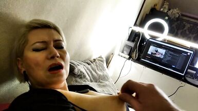 Spiele mit den Nippeln einer reifen Schlampe, ein Close-up Blowjob und ein wilder Orgasmus einer verdorbenen MILF )) - 5 image