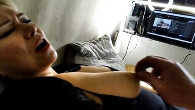 Spiele mit den Nippeln einer reifen Schlampe, ein Close-up Blowjob und ein wilder Orgasmus einer verdorbenen MILF )) - 7 image