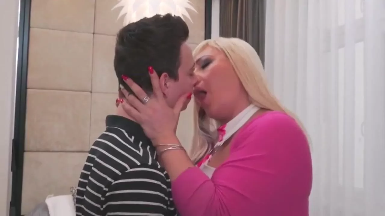 Kissing And Fucking Mom - Beautiful Mature Moms Fuck Boys @ Zeenite