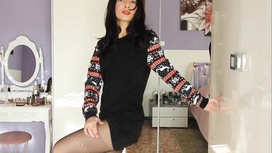 Lady whant to show here new pantyhose 2 - 4 image