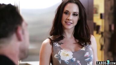 La femme MILF Chanel Preston invite son voisin à se joindre à un plan à trois