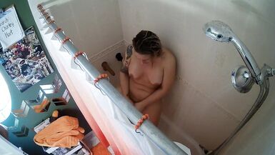 La mère ne peut sempêcher de se masturber sous la douche avec un godemiché.