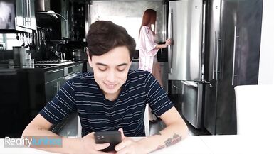 Reality Junkies - o enteado mais novo tira algumas fotos de uma mulher gostosa até ela lhe dar uma razão para parar - 1 image