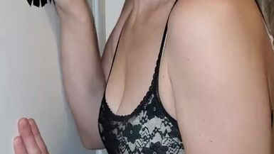 Une petite amie chaude avec un appareil dentaire prend une grosse charge de sperme dans son trou de gloire