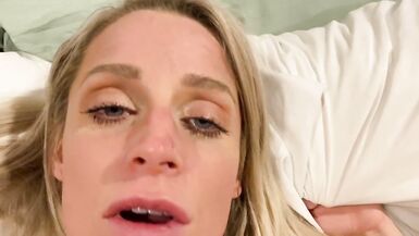 Горячая сексуальная блондинка грязно разговаривает во время игры с вибтратором