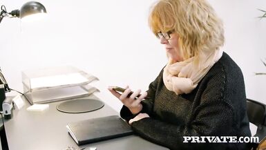 Sarışın MILF Terapisti Brittany Bardotun Popo Terapisi Var! - 2 image