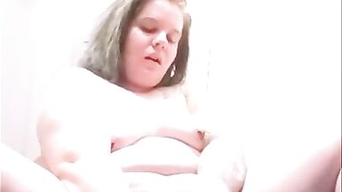 Chubby MILF Fucks herself until she SQUIRTS.