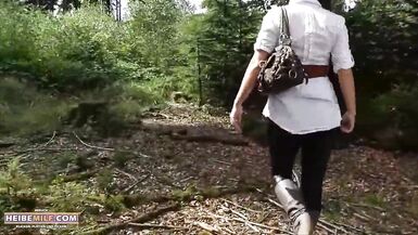 Andar num parque com um plug anal dentro de mim - 2 image