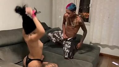 Comendo a Gostosa da Hubner no apê do Flakael.     Brinquedo toa