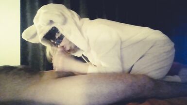 Trick Sexy mouse into a blowjob