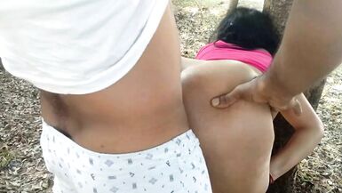 Baiser avec la veuve de son meilleur ami dans un parc public - 10 image