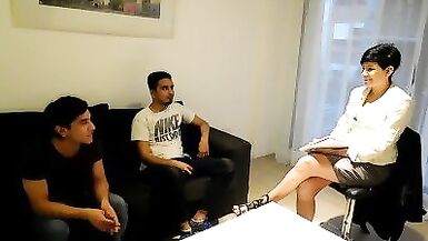 PSICOLOGA HIPNOTIZADA Y COJIDA POR LOS DOS PACIENTES