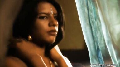 Corps asiatique exotique de lInde Déshabiller