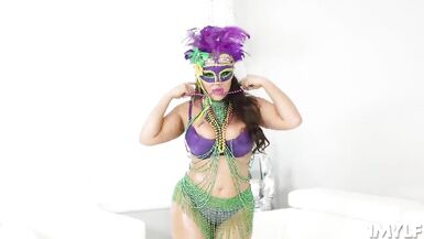 Voluptuous Carmela is celebrating Mardi Gras with Peter - 1 image