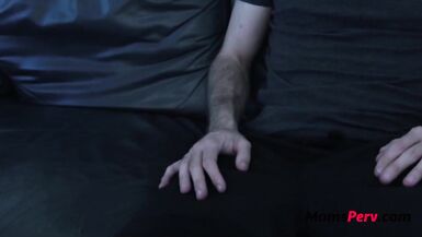 Une mère blonde et plantureuse se réveille avec son fils en train de la baiser - Nina Kayy - 1 image