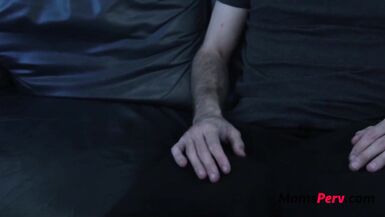 Une mère blonde et plantureuse se réveille avec son fils en train de la baiser - Nina Kayy - 2 image