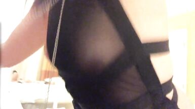 La Nymphomane Amateur a un Sexe Anal Non Protégé. Une jeune femme se fait mettre une énorme bite et des perles anales dans son cul serré. - 4 image