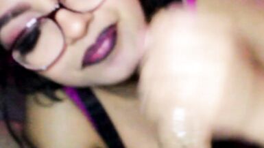 Gros seins, lèvres juteuses, fille avec lunettes