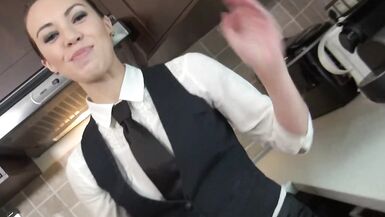 Elle baise avec son beau-père avant daller travailler.