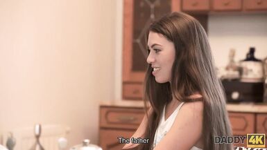 DADDY4K. Le gentil papa dun gars est meilleur au lit avec une fille quavec son petit ami. - 5 image