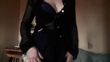 孤独的女孩抚摸着自己，让自己达到高潮 - 1 image