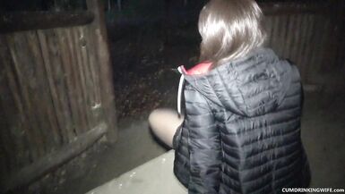 La femme dun chien se fait étrangler et crêper à laire de pique-nique - 1 image