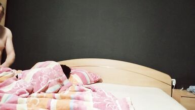 Figliastro si intrufola nel letto della matrigna e le lecca la figa - 1 image