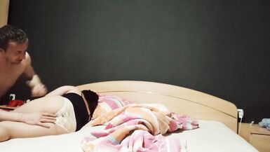 Figliastro si intrufola nel letto della matrigna e le lecca la figa - 3 image