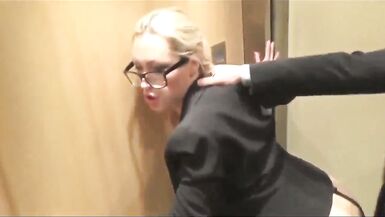 freche Sekretarin wird im Fahrstuhl gefickt