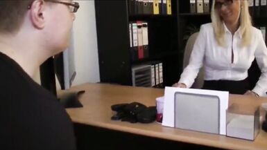 Fetter Nerdjunge mit kleinem Schwanz spritzt in reife Frau - 2 image