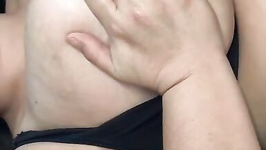Bored Step Mom Titty Fucks Sohn nach Papa links für Arbeit - 12 image