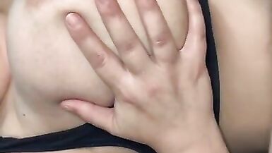 La belle-mère sennuie et baise son fils après que le père soit parti au travail.