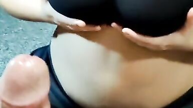Bored Step Mom Titty Fucks Sohn nach Papa links für Arbeit - 3 image