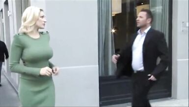 Vittoria Risi, star du porno italien aux gros seins, baise avec une grosse bite et trompe son mari P1