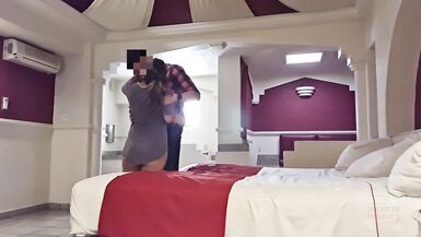 Pam Hotwife a demandé la permission de sortir seule et le mari a accepté à condition quelle télécharge la vidéo sur la chaîne pour que tout le monde commente à quel point elle est délicieuse. - 1 image