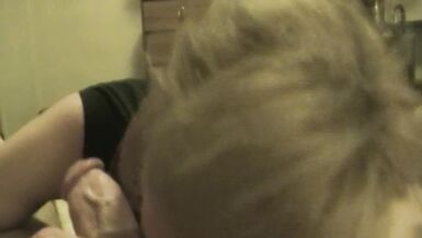 La femme chaude baise un taureau à nu devant son mari - 2 image