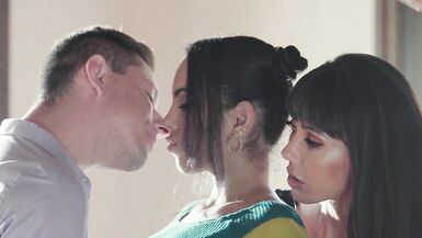 Katrina Moreno, una latina prosperosa che fa sesso a tre - 2 image