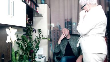 Big Boss teste la force et lélasticité de la chatte de sa secrétaire ! Tiens bon, salope lubrique !